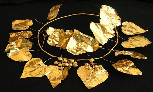 Vòng dây thường xuân bằng vàng tìm thấy trong quần thể mộ. Ảnh: Kadir Kaba