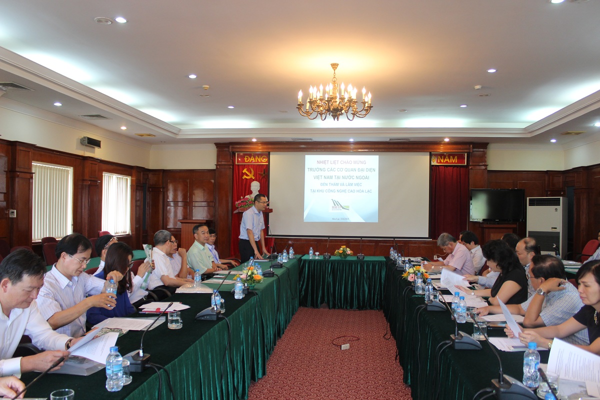 Đoàn Trưởng cơ quan đại diện Việt Nam tại nước ngoài mới được bổ nhiệm làm việc với Khu CNC Hòa Lạc 