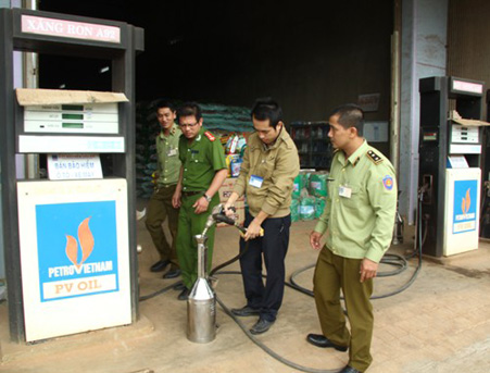 Đắk Lắk bắt quả tang cơ sở kinh doanh xăng dầu gắn IC gian lận