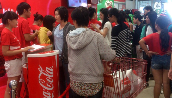 Nhiều người xếp hàng mới mua được lon Coca-Cola có khắc tên mình hoặc bạn bè