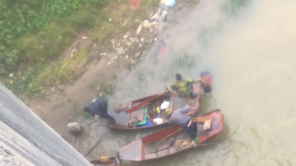 Lực lượng cứu hộ đang vớt thi thể cô gái đưa lên bờ