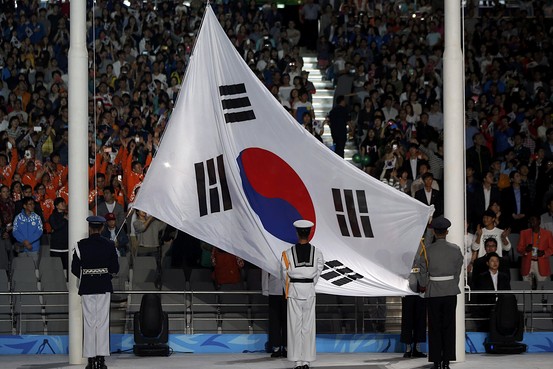 Quốc kì của Hàn Quốc được treo lên tại lễ khai mạc Đại hội thể thao Đông Nam Á tại Incheon vào tháng 9