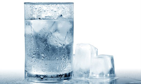 Uống nước lạnh không phải là cách hay để chống say nắng