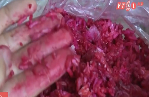 Một vụ phát hiện cơm trắng hoá đỏ kỳ lạ ở thành phố Nha Trang, tỉnh Khánh Hòa trước đây