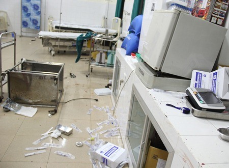 Phòng cấp cứu của Bệnh viện Đa khoa Quảng Ngãi tan hoang sau vụ côn đồ truy sát đối thủ