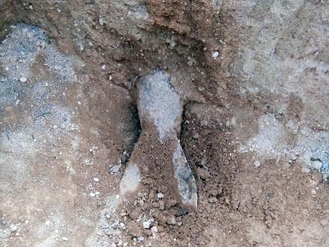 quả bom bị gỉ sét, vùi sâu dưới đất nên chỉ quan sát được phần đuôi và phần thân