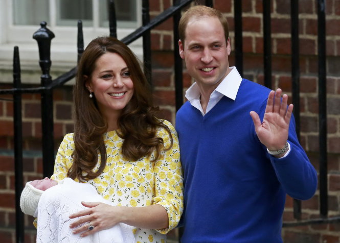 Vợ chồng Hoàng tử William và Công nương Kate bồng công chúa nhỏ rời bệnh viện