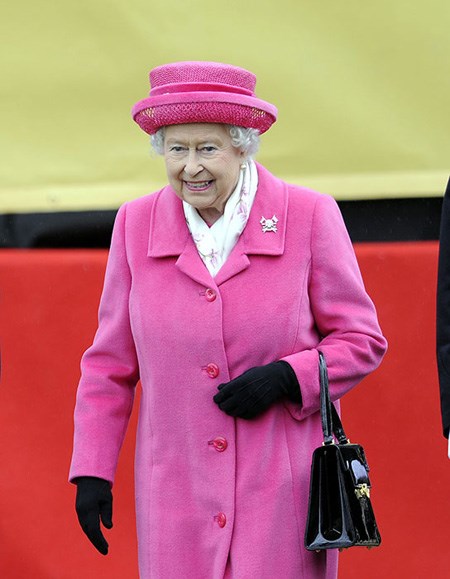 Nữ hoàng Anh Elizabeth II diện bộ váy màu hồng mừng thành viên mới của hoàng gia ra đời