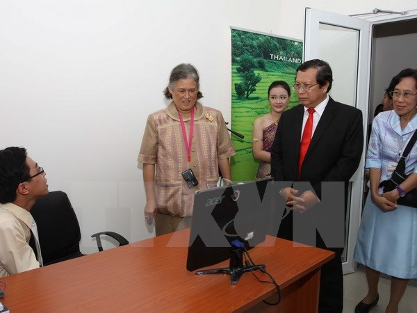 Công chúa Thái Lan Maha Chakri Sirindhorn trong lần tham quan Trung tâm Nghiên cứu Thái Lan tại TPHCM