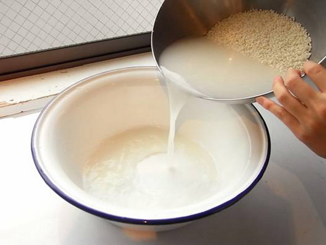 Các bà nội trợ nên biết những công dụng của nước vo gạo trong làm đẹp, nấu nướng