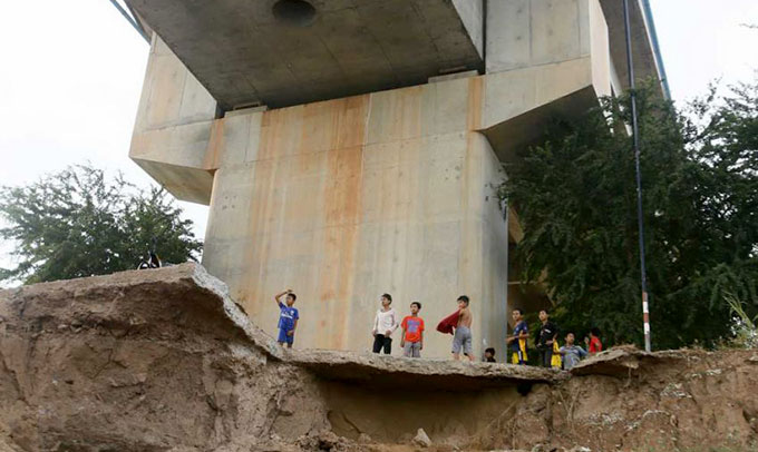 Người dân lo sợ về độ an toàn của công trình xây dựng cầu không móng của Trung Quốc