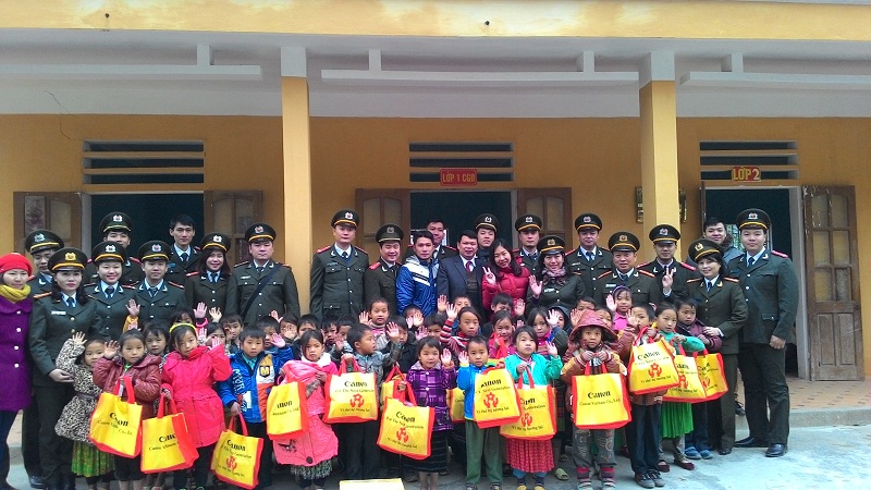 Các thành viên trong đoàn chụp ảnh lưu niệm cùng cán bộ và học sinh trường Tiểu học Xín Cái