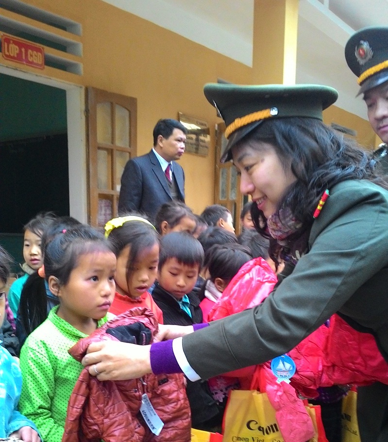 Công an Hà Nội và Canon mang niềm vui tới trường tiểu học Xín Cái-Hà Giang