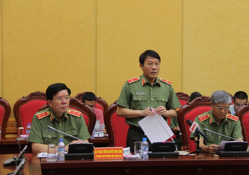 Thiếu tướng Lương Tam Quang, Phó Chánh Văn phòng Bộ trình bày báo cáo tình hình, kết quả công tác Công an 6 tháng đầu năm.