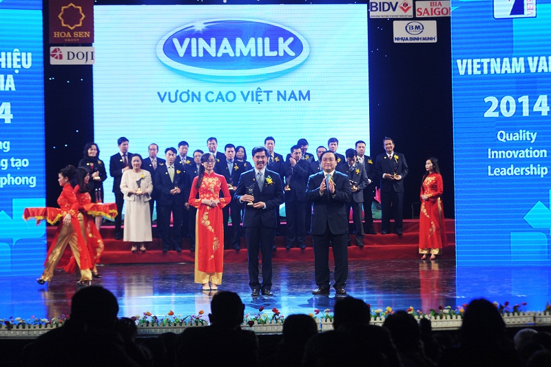 Giám đốc điều hành Vinamilk - Nguyễn Quốc Khánh đại diện công ty nhận danh hiệu thương hiệu Quốc gia  Ảnh: Quý Đoàn.