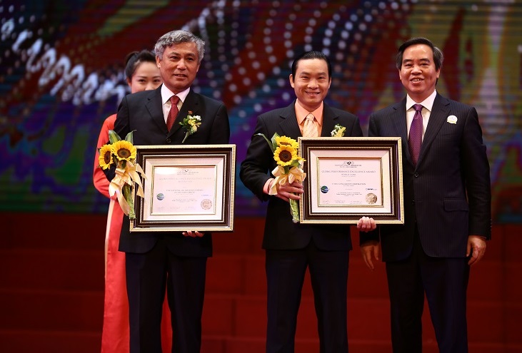 Ông Đỗ Minh Chuẩn, Trưởng phòng QA, Tập đoàn Thiên Long nhận giải thưởng Giải thưởng Chất lượng Quốc tế Châu Á – Thái Bình Dương năm 2015.