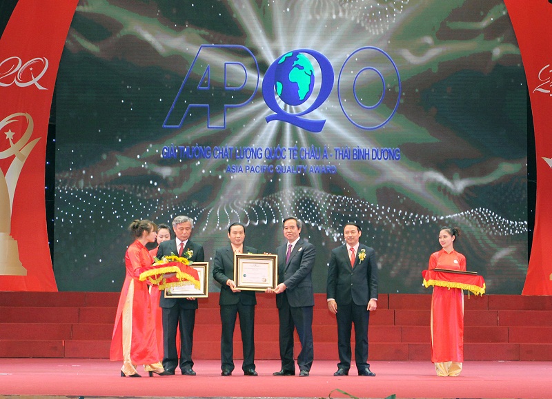 Ông Nguyễn Văn Bình (bên phải), Trưởng ban Kinh tế Trung ương trao Giải thưởng Chất lượng Quốc tế Châu Á – Thái Bình Dương cho đại diện Tập đoàn Thiên Long.