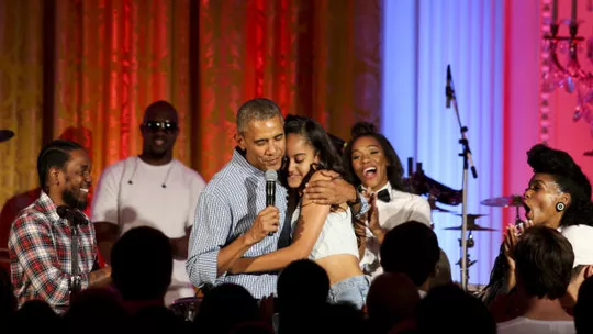 Ông Obama ôm con gái trên sân khấu. Ảnh: EPA