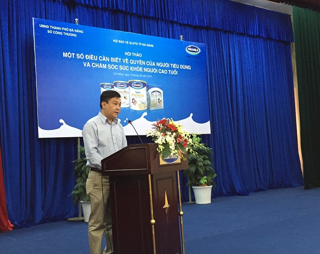 Ông Nguyễn Kim Trung  – Giám đốc Chi nhánh Vinamilk Đà Nẵng trao đổi với người tiêu dùng những thông tin về công ty