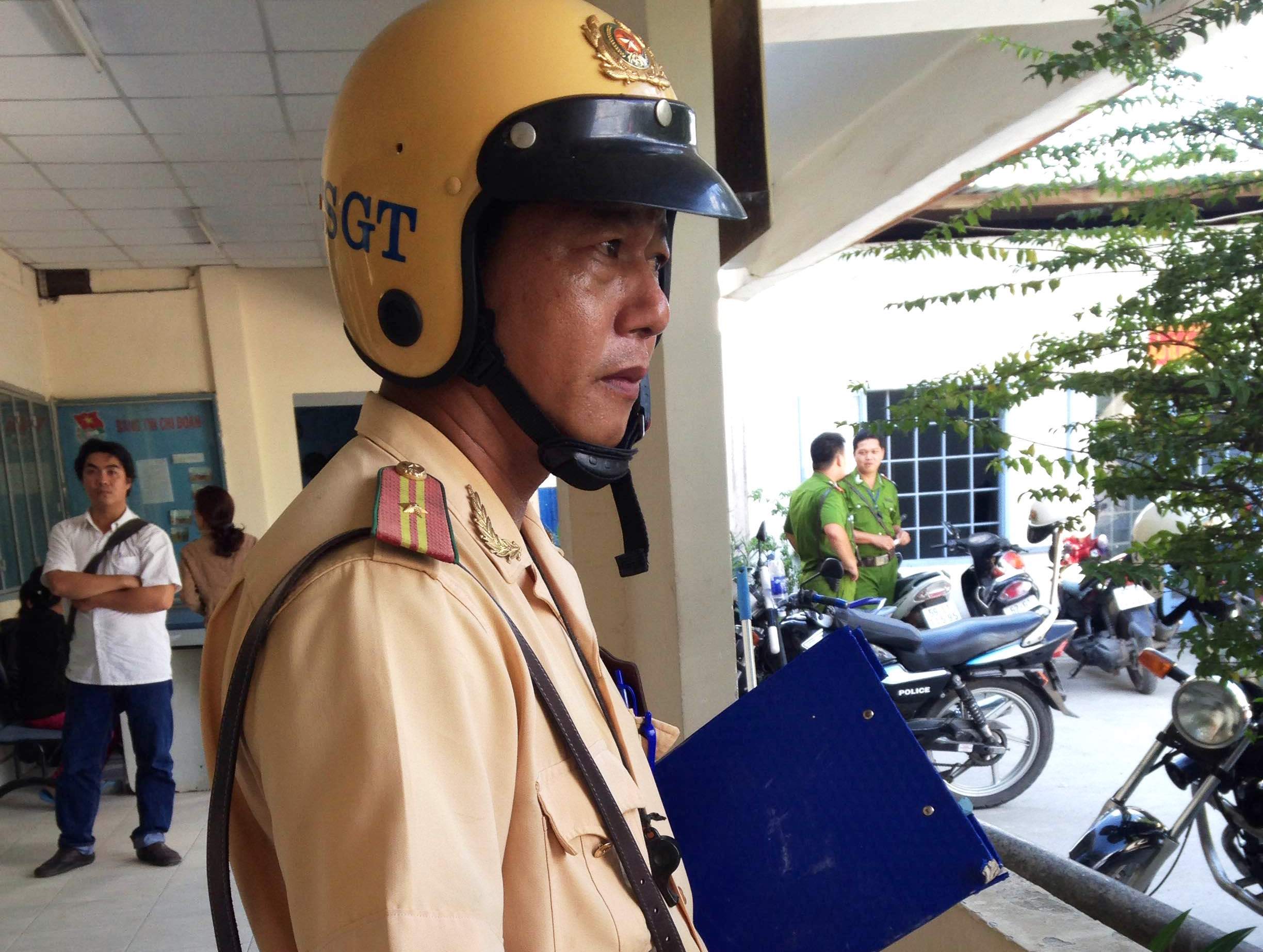 Thiếu tá CSGT Phạm Hoài Hiền bị thương ở hai tay do sức nóng từ capô