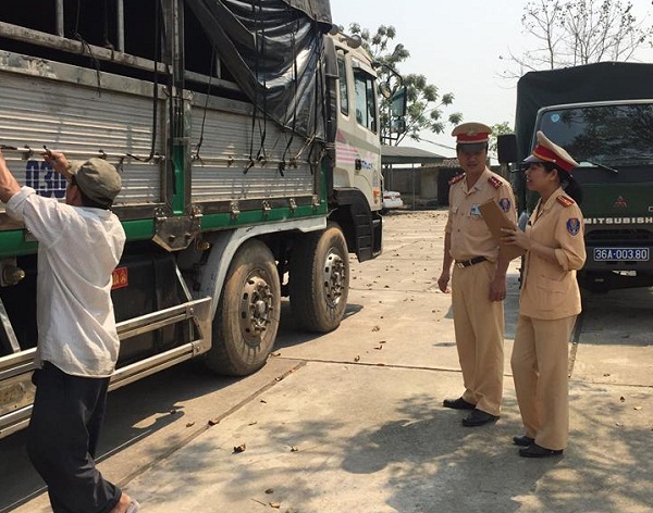 Lực lượng CSGT tỉnh Thanh Hóa kiểm tra ô tô tải chở gần 8 tấn mỡ bốc mùi hôi thối