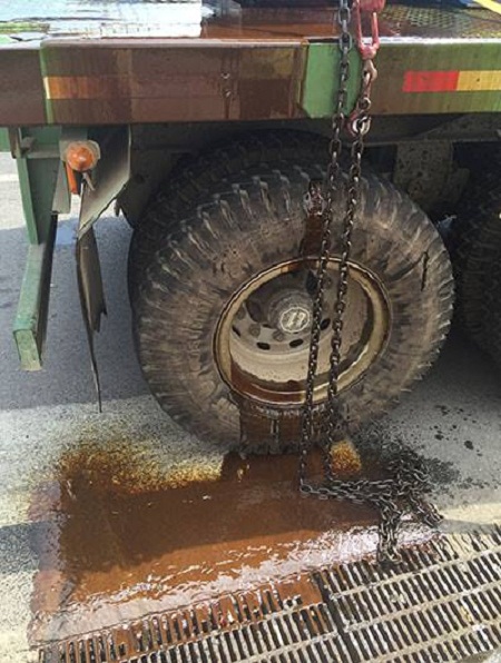 Chiếc xe tải để dầu chảy ra đường