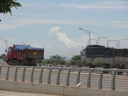 Đà Nẵng quyết làm nghiêm nạn xe quá tải cày nát các tuyến đường bên cạnh các trường hợp CSGT nhận hối lộ