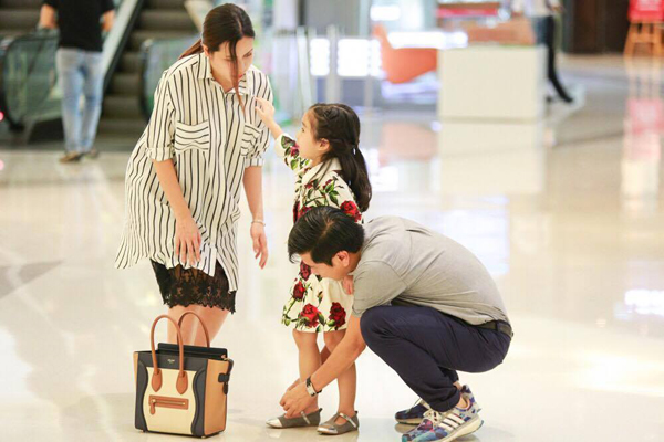 Gia đình ca sĩ Lưu Hương Giang bị bắt gặp đi mua sắm cùng nhau