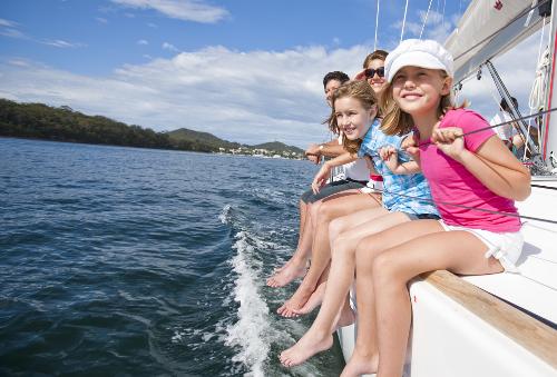Chăm sóc gia đình khi đi biển với thuốc chống say tàu xe
