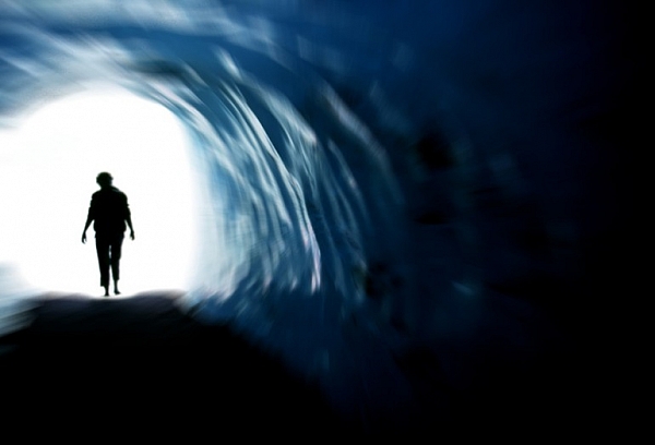 Hình ảnh bí ẩn mà con người chuẩn bị chết thường nhìn thấy đường hầm, ánh sáng chói. Ảnh minh họa