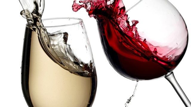 Phụ nữ uống 3 đồ uống có cồn mỗi tuần sẽ tăng 15% nguy cơ phát triển ung thư vú. Ảnh minh họa 