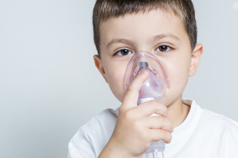 Trẻ hen suyễn nếu không được phát hiện và xử lý sớm có thể dẫn tới nhiều biến chứng nguy hiểm. Ảnh minh họa