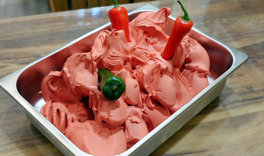 Món kem siêu cay có màu đỏ đặc trưng, tặng kèm mấy quả ớt