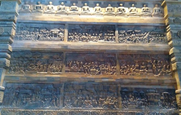 Chùa Tam Chúc được xây dựng với hàng nghìn bức tranh bằng đá được ghép tỉ mỉ, cẩn thận bởi đôi bàn tay tài hoa của những người thợ. Ảnh Ngọc Xen
