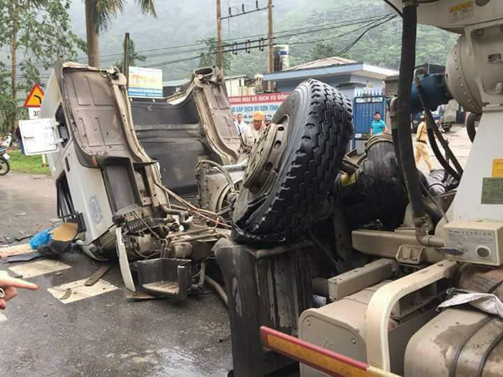 Hà Giang: Tai nạn giao thông kinh hoàng khiến đầu xe tải bẹp dúm