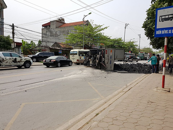 Quảng Ninh: Xe chở than chạy trên đường cấm QL18 gây tai nạn khiến than đổ đầy ra đường