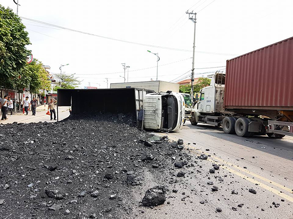Quảng Ninh: Xe chở than chạy trên đường cấm QL18 gây tai nạn khiến than đổ đầy ra đường