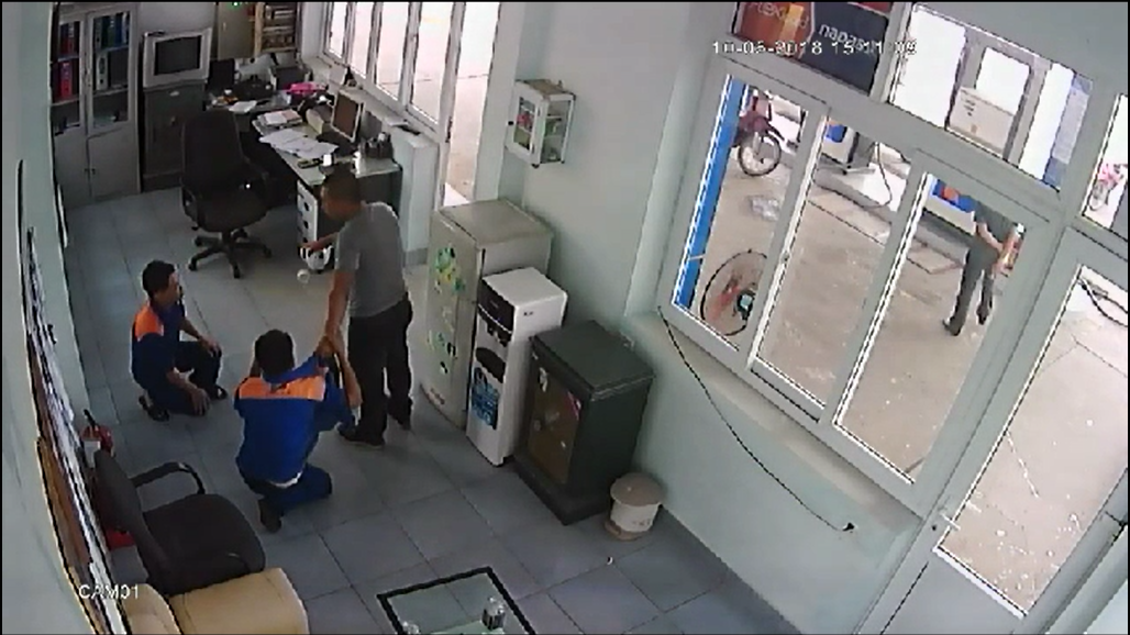 Sau khi truy đuổi hai nhân viên vào trong phòng, đối tượng Hưng bắt hai nhân viên phải quỳ xuống 