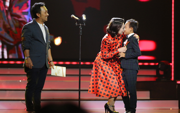 Hồ Văn Cường vượt mặt Sơn Tùng M-TP giành giải ca sĩ của năm