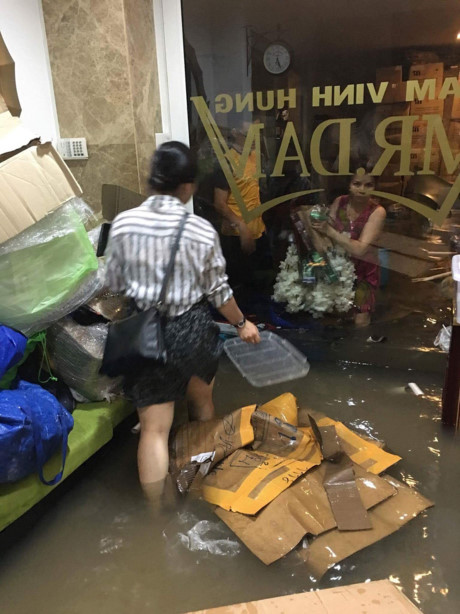 Đàm Vĩnh Hưng thống kê thiệt hại sau mưa lớn