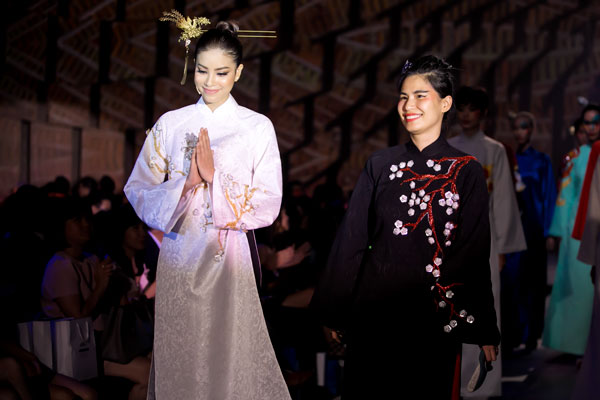 Phạm Hương lần đầu cùng bà ngoại ca cải lương trên sàn diễn thời trang
