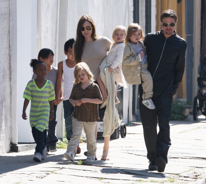 Hình ảnh hiếm hoi về cuộc sống 6 người con của Angelina Jolie và Brad Pitt giữa tâm bão