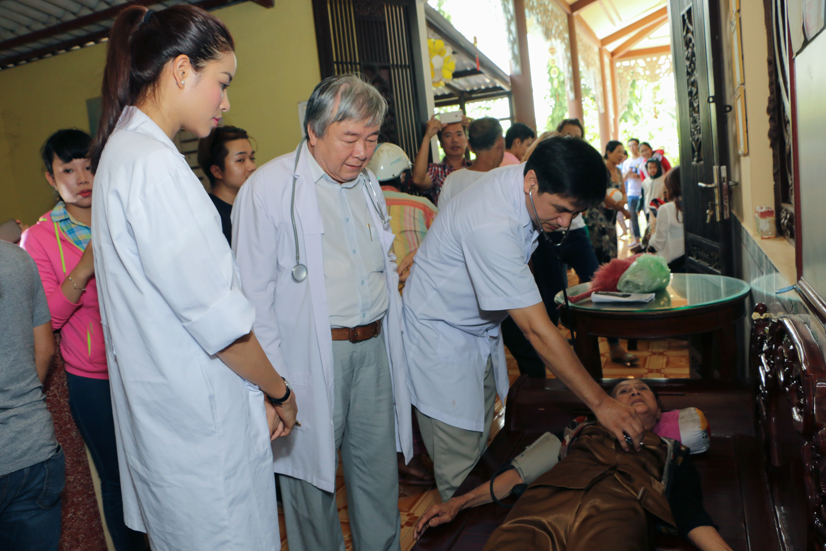 Phạm Hương cùng bà ngoại đi tặng thuốc cho người miền Tây