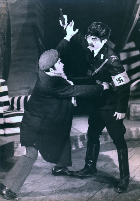 Những bức ảnh hiếm thời trai trẻ của nghệ sĩ Phạm Bằng