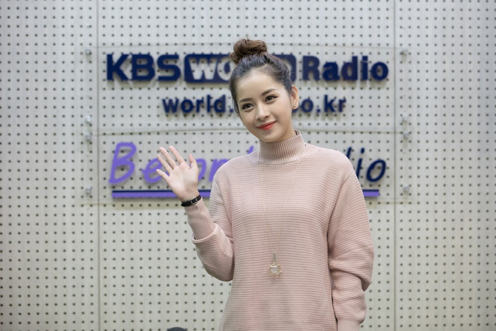 Chi Pu được đài KBS phỏng vấn sau chiến thắng tại Asia Artist Awards 2016