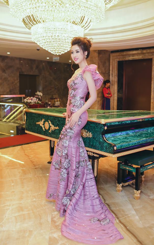 Hoa hậu Đỗ Mỹ Linh liên tục khoe vòng eo con kiến gợi cảm