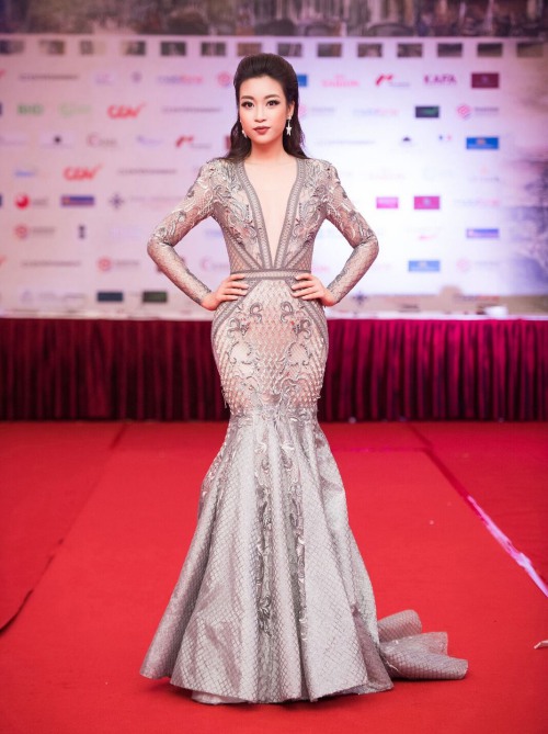 Hoa hậu Đỗ Mỹ Linh liên tục khoe vòng eo con kiến gợi cảm