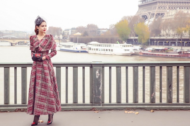 'Nữ hoàng sắc đẹp toàn cầu' Ngọc Duyên gây ấn tượng trên phố Paris