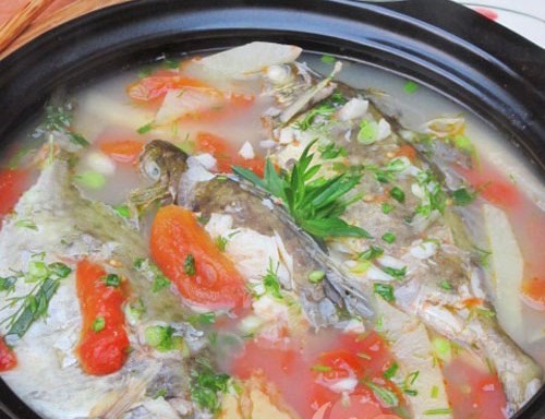 Cách làm món canh cá nấu chua thơm ngon nóng hổi vừa thổi vừa ăn - ảnh 1