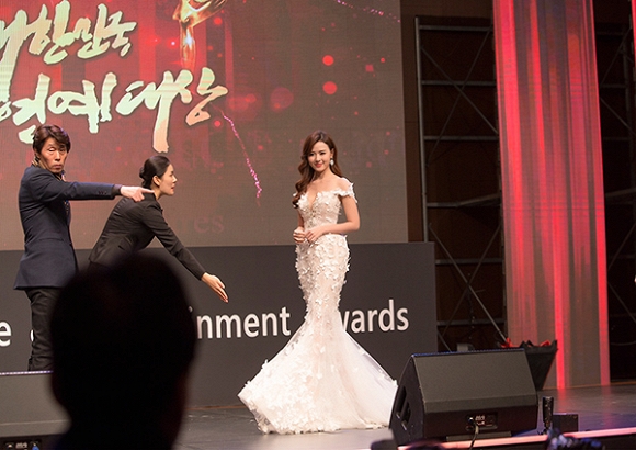 Midu nhận giải 'Diễn viên Châu Á xuất sắc' tại Hàn Quốc